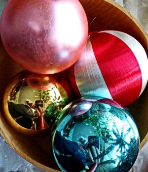 12/19 Selfies In Christmas Ornaments